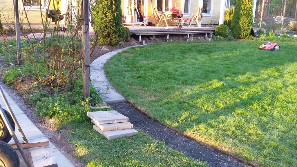 Att lägga plattkant mellan gräs och rabatt går som en dans med ”motorsågen”.